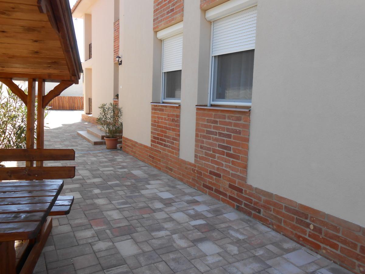 Imola Es Andrea Apartmanhaz 2 Hajduszoboszlo Exterior photo